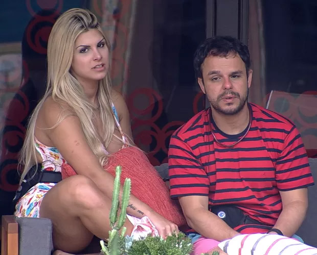 BBB 15: ‘Vai para a piscina para impactar o Brasil’, diz Adrilles para Julia