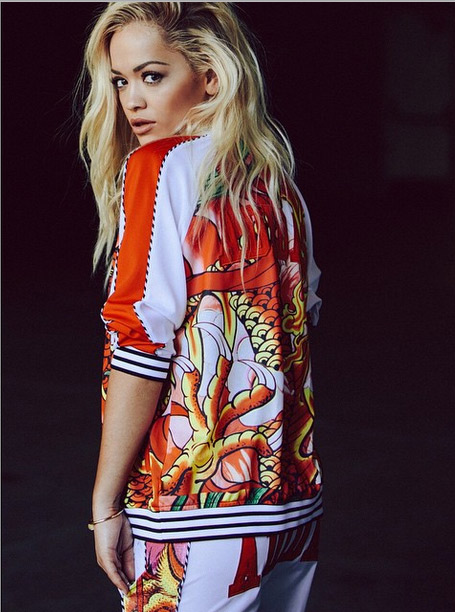 Rita Ora arrasa em nova campanha da Adidas