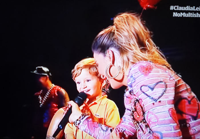 Filho de Claudia Leitte rouba a cena no palco do Festival de Verão