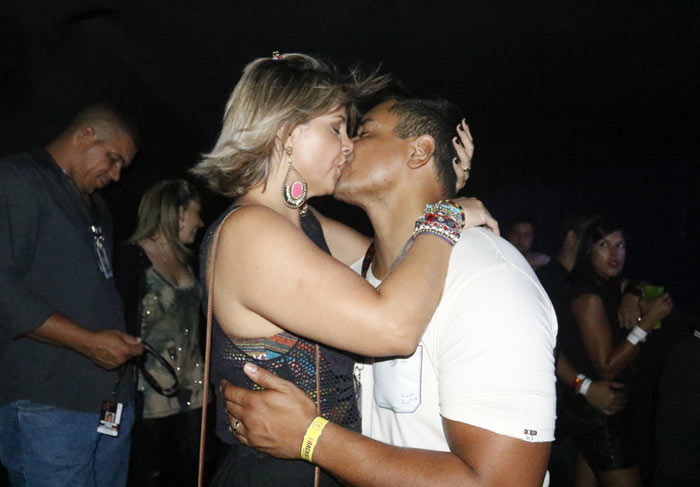 Xanddy e Carla Perez beijam muito no Festival de Verão