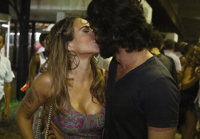 Alinne Rosa ganha beijos do namorado, em Salvador