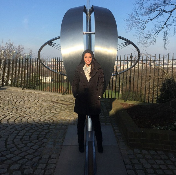 Em Londres, Thaís Fersoza visita o famoso meridiano de Greenwich