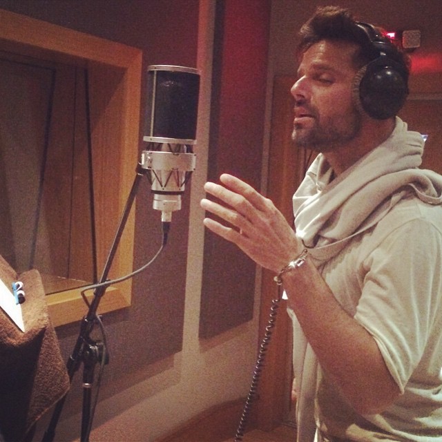 Ricky Martin entra em estúdio para gravar nova música
