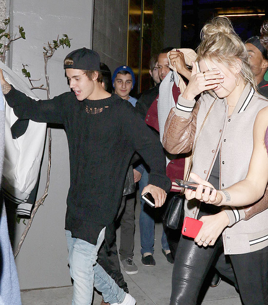 Novamente moreno, Justin Bieber assiste jogo ao lado de Hailey Baldwin