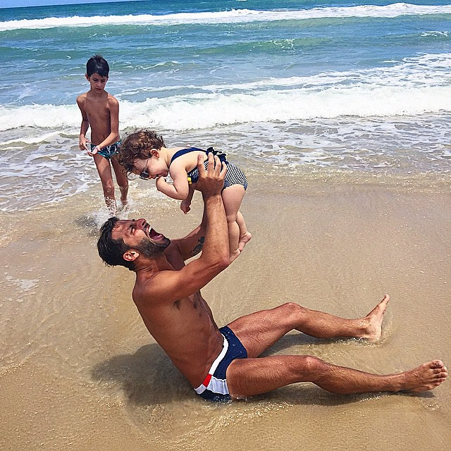 Henri Castelli se diverte com os filhos à beira-mar