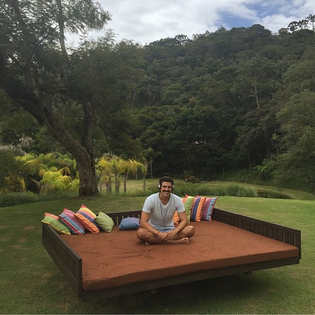 Reynaldo Gianecchini se delicia com as paisagens do interior de São Paulo