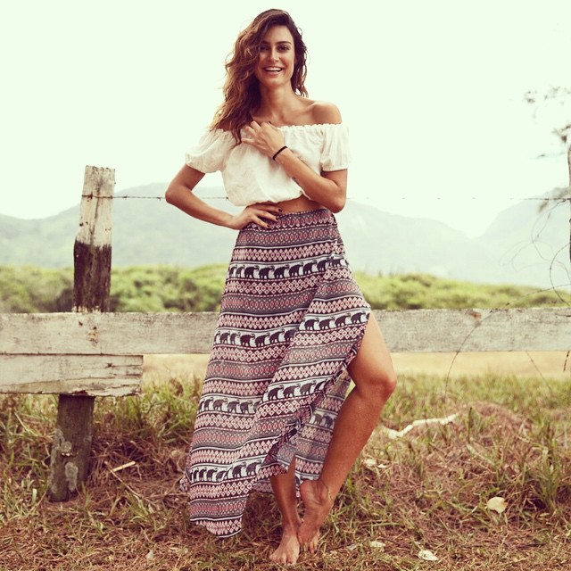 Thaila Ayala posa para campanha de moda e elogia marca carioca