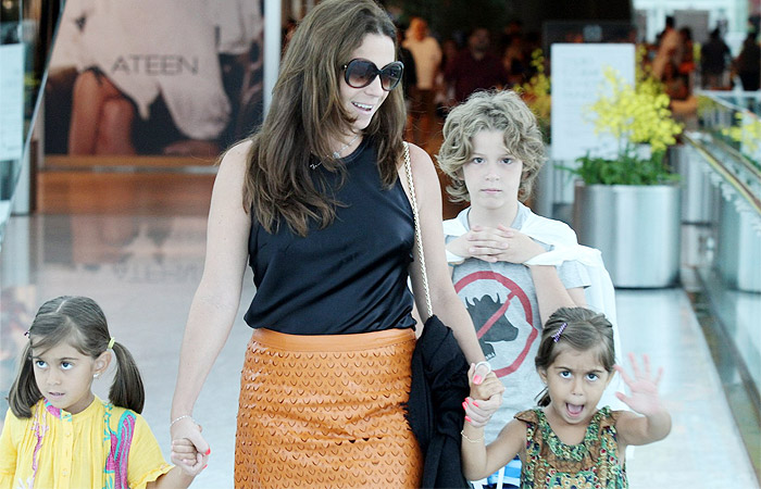 Giovanna Antonelli almoça com os filhos no Rio de Janeiro