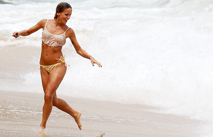 Fernanda de Freitas usa biquíni comportado para ir à praia