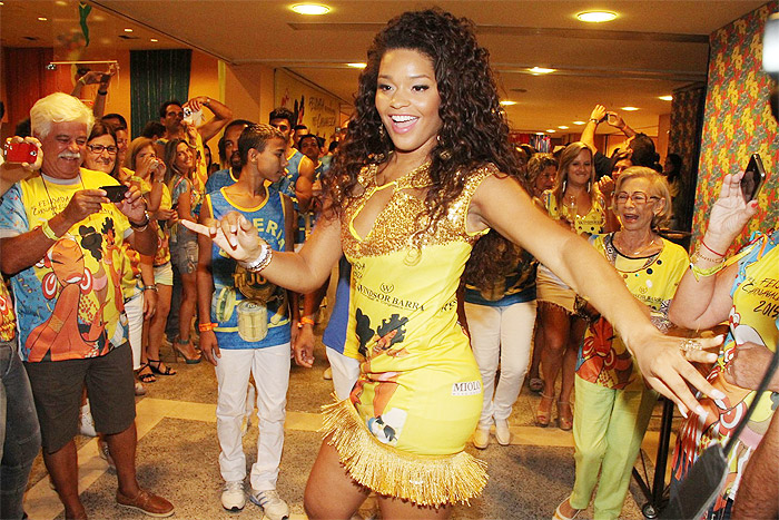 Juliana Alves mostra samba no pé em hotel na Barra da Tijuca