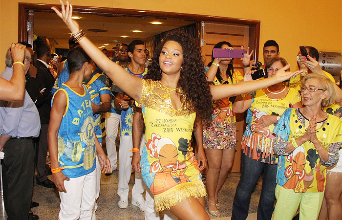 Juliana Alves mostra samba no pé em hotel na Barra da Tijuca