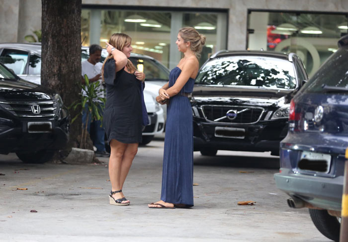 Grazi Massafera aproveita a tarde com amiga no Rio 