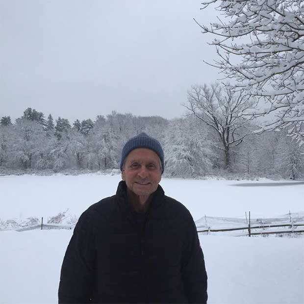 Michael Douglas curte o sábado na neve