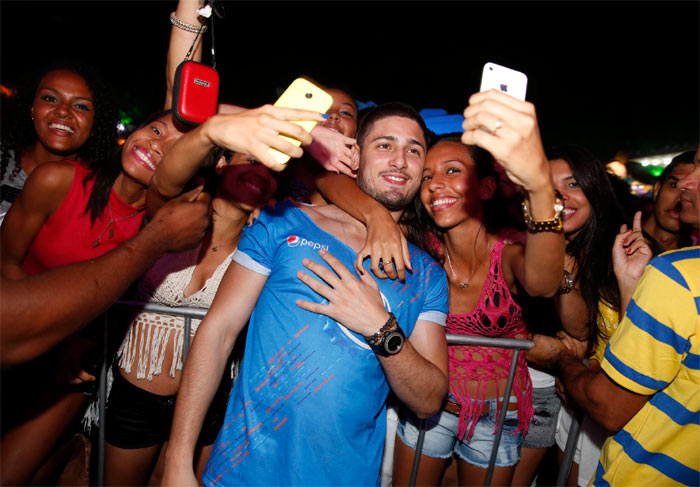Daniel Rocha é agarrado por fãs no Festival de Verão de Salvador