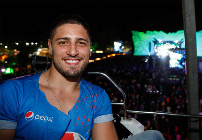 Daniel Rocha é agarrado por fãs no Festival de Verão de Salvador