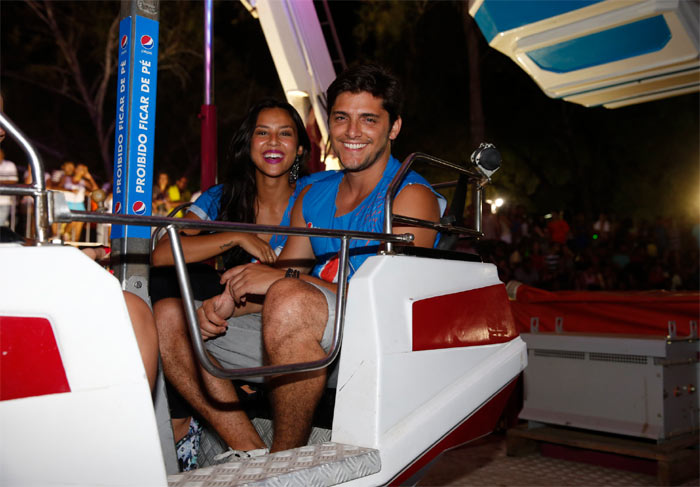 Em Salvador, Bruno Gissoni e Yanna Lavigne namoram na roda gigante