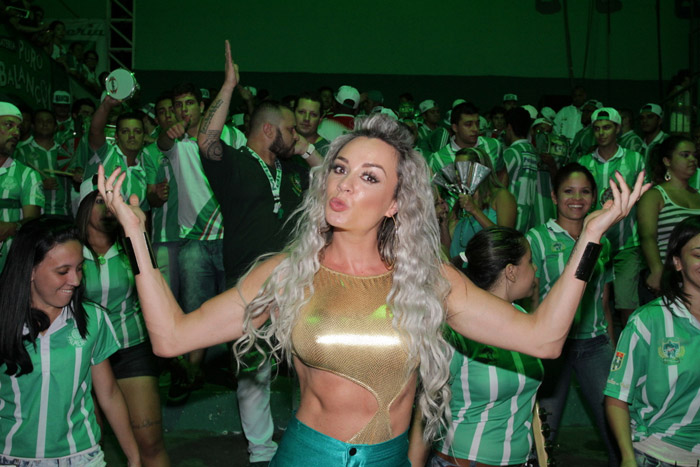 Juju Salimeni aposta em penteado frizado para ensaio da Mancha Verde