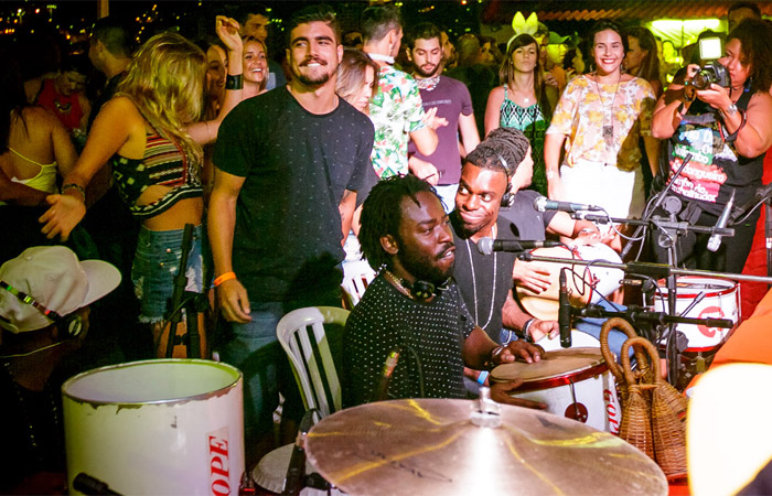 Caio Castro curte festa carioca com grupo de amigos