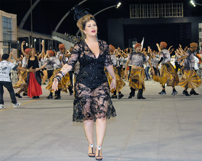 Com vestido comportado, Maria Rita vai a ensaio de Carnaval em Sampa