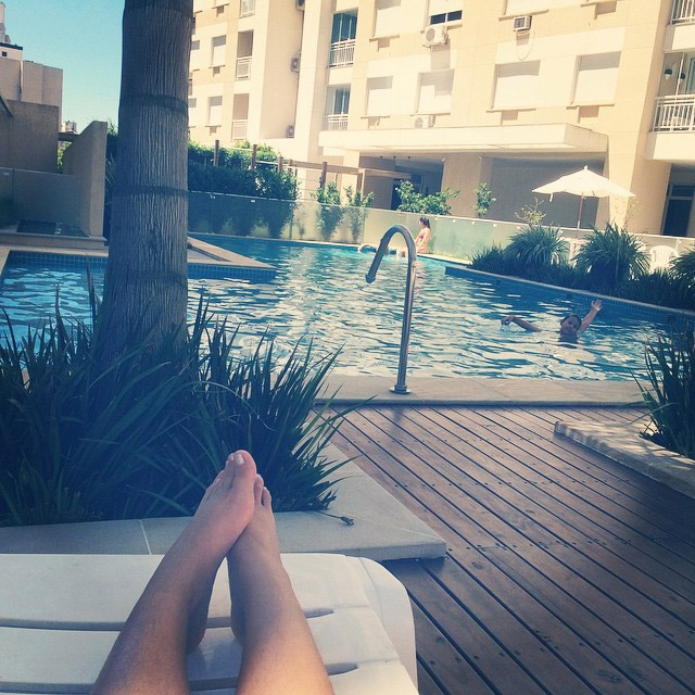 Em tarde de sol, Andressa Urach curte piscina: ‘Recomeçando a viver!’ 
