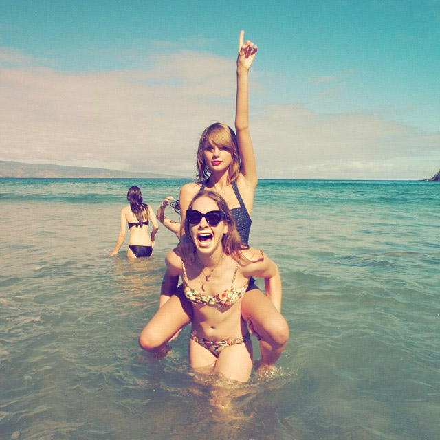 Taylor Swift mostra o corpão ao curtir férias no Havaí com amigas