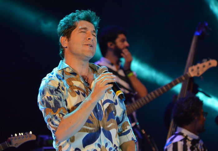 Daniel canta com Carlinhos Brown, em Salvador