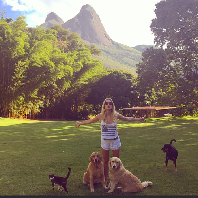 Fiorella Mattheis passeia no campo com seus pets: ‘No Paraíso!’