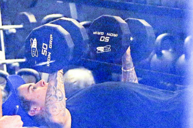 Justin Bieber pega firme durante treino, em Los Angeles