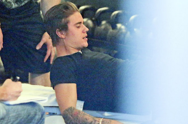 Justin Bieber pega firme durante treino, em Los Angeles