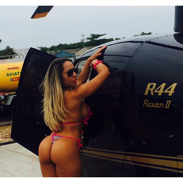 Mulher Melão faz passeio de helicóptero só de biquíni no Rio