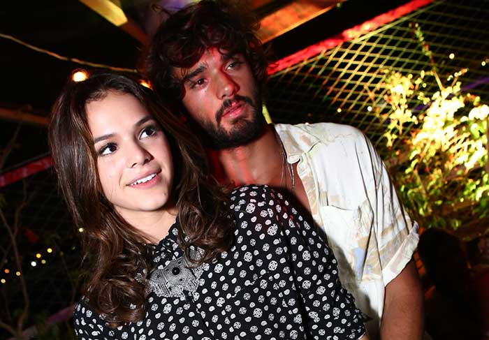 Bruna Marquezine curte festa agarradinha a Marlon Teixeira