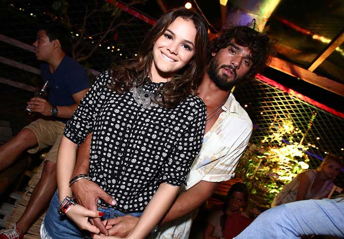 Bruna Marquezine curte festa agarradinha a Marlon Teixeira