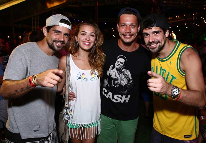 Bruna Marquezine curte festa agarradinha a Marlon Teixeira