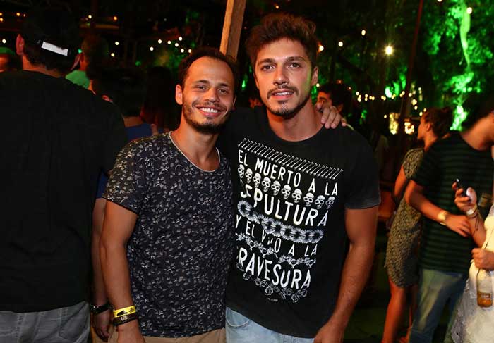 Bruna Marquezine curte festa agarradinha a Marlon Teixeira