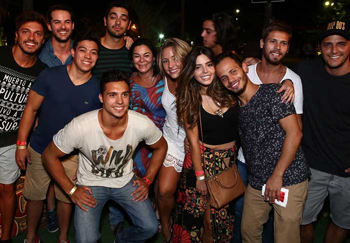 Bruna Marquezine curte festa agarradinha a Marlon Teixeira