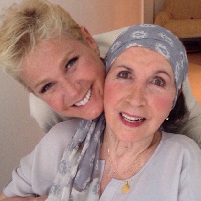  Xuxa dá os parabéns à mãe: ‘Guerreira... te amo, te amo, te amo!’