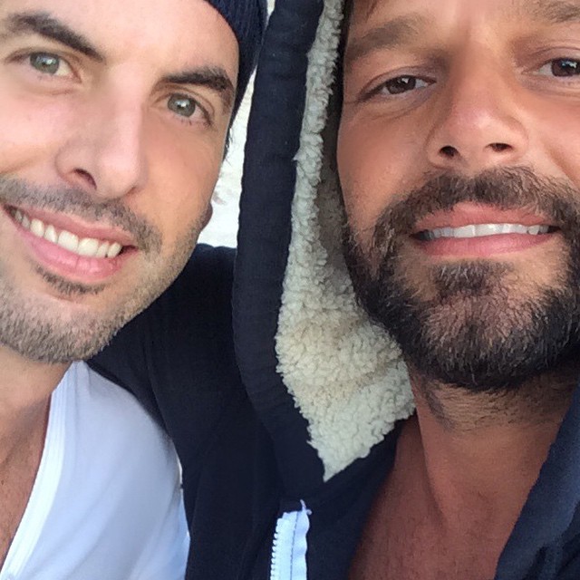 Ricky Martin posta foto de rostinho colado com ex-marido: ‘Amizade poderosa!’