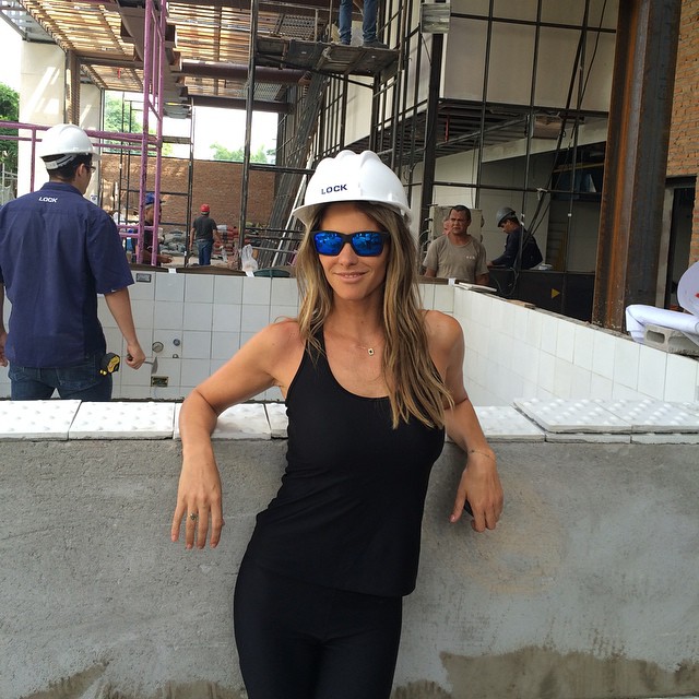 Mestre de Obras! Fernanda Lima acompanha reforma em shopping de São Paulo