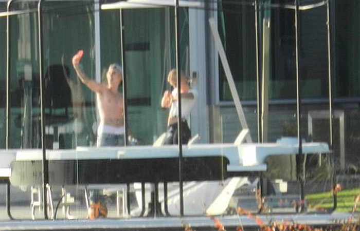 Justin Bieber se diverte com Hailey Baldwin em sua casa