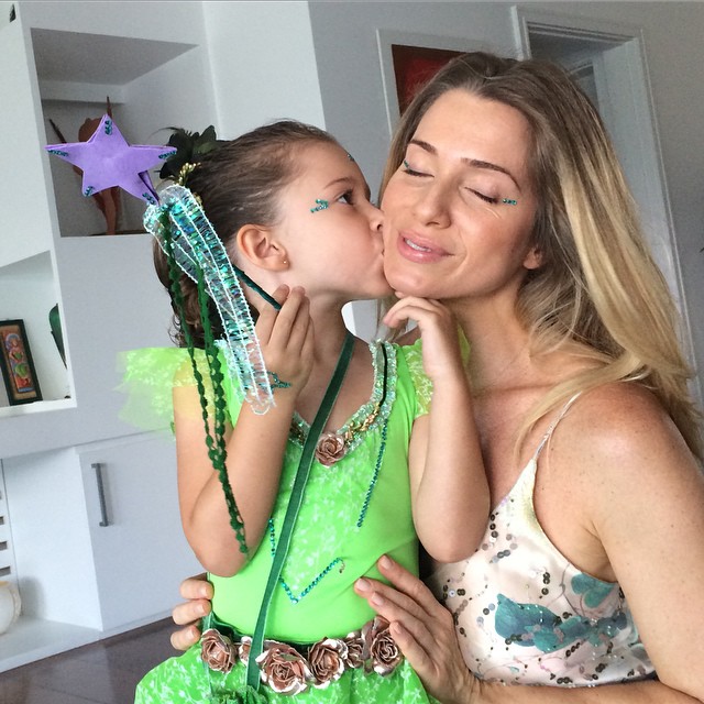 Letícia Spiller ganha o carinho da filha, fantasiada de Sininho, depois de aniversário