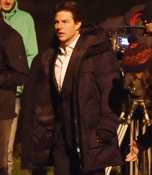 Tom Cruise é clicado todo elegante em cenas de Missão Impossível 5