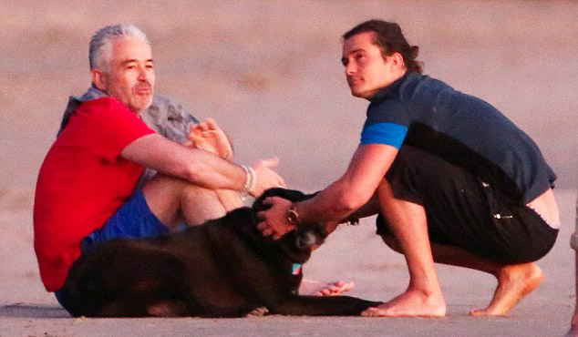 Orlando Bloom mostra ser um amante de cachorros