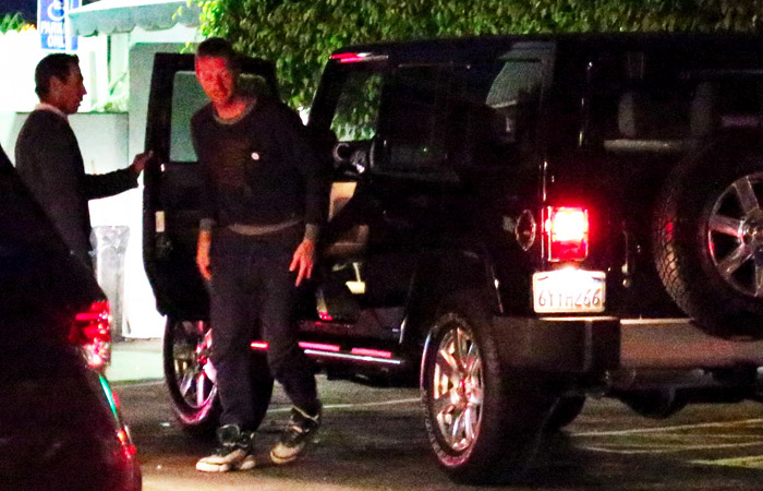 Chris Martin atropela paparazzo ao sair de restaurante com Gwyneth Paltrow