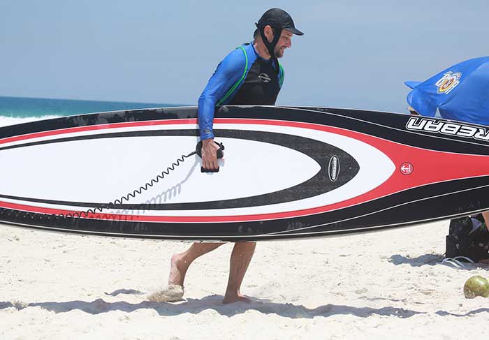 Marcelo Serrado pratica stand up paddle no Rio de Janeiro 