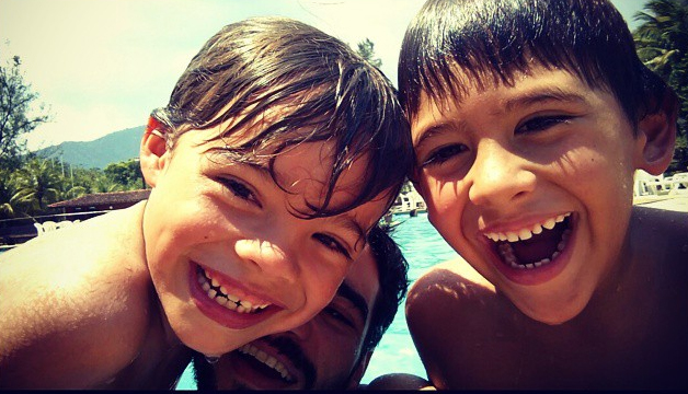 Caio Blat aproveita dia de folga na piscina com filho e enteado