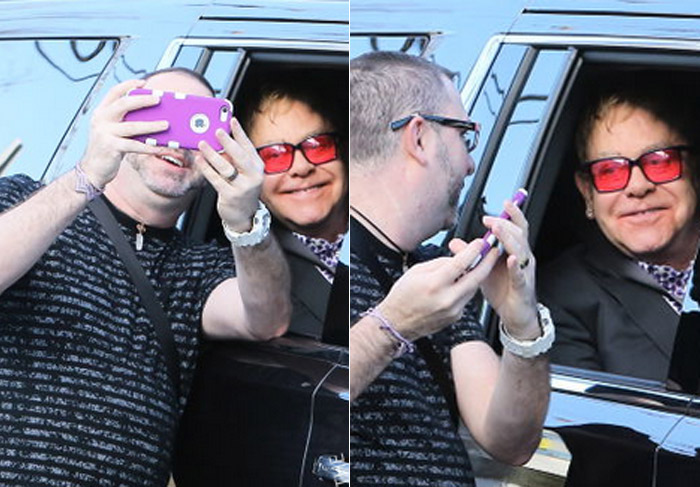 Elton John posa para selfie com fã em Los Angeles