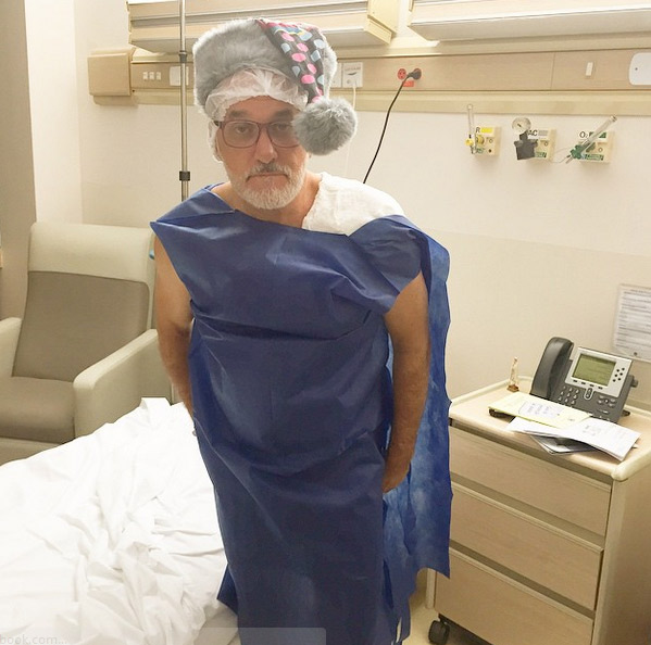 Sem perder o bom humor, Otávio Mesquita usa touca divertida para fazer cirurgia