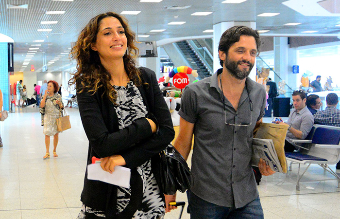 Camila Pitanga troca olhares e sorrisos com o namorado em aeroporto