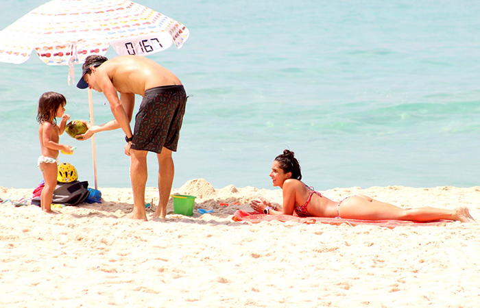 Carol Barcellos relaxa na praia com a família