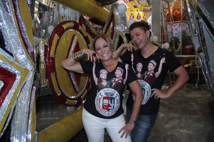 Susana Vieira e David Brazil usam a mesma camiseta em dia de visita à Cidade do Samba